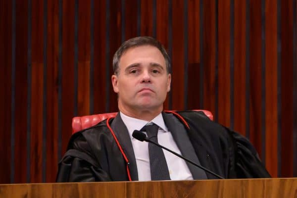 Fachin pode conceder a Moraes acesso ao iPhone 17 Pro de Vorcaro?