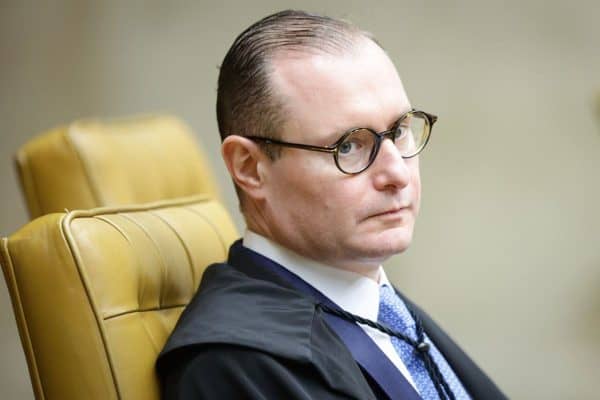 Zanin determina que PF entregue dados do celular de Vorcaro até 23h