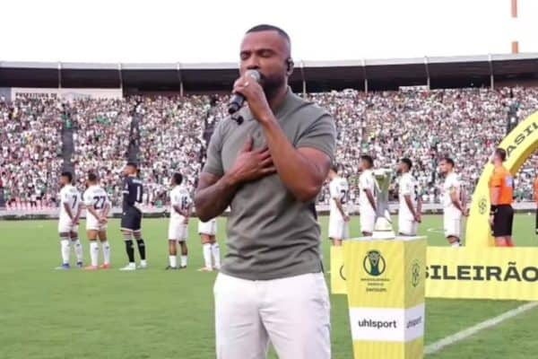 Alexandre Pires emociona ao cantar Hino Nacional na final da Série D ZeroUm