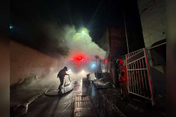 Mulher suspeita de incendiar casa com tia acamada dentro em Belo Horizonte