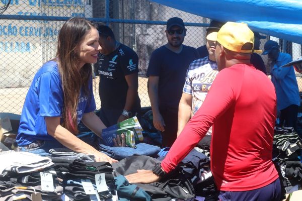 Paula Belmonte promete melhorar saúde e segurança para feirantes de Ceilândia