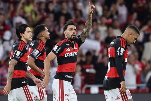 Flamengo supera Corinthians com gol no fim e reassume liderança do Brasileirão