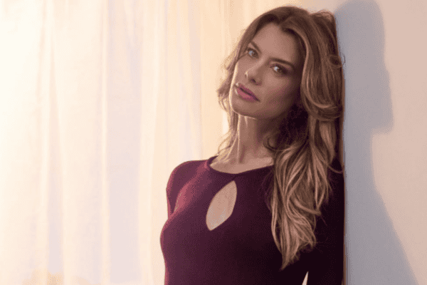 Especialistas avaliam alerta de Alinne Moraes sobre uso de celular por crianças