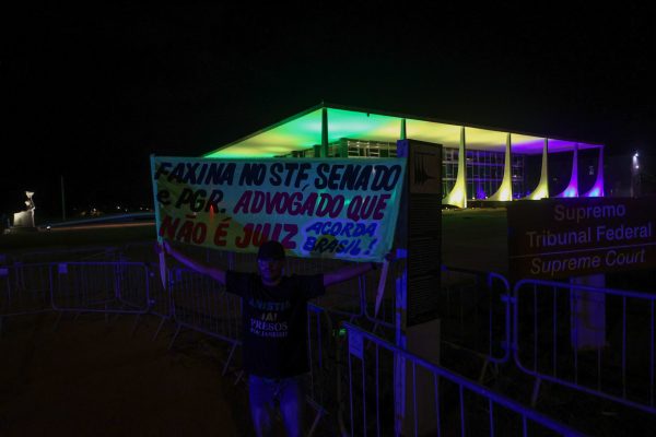 Câmera Inteligente Afasta Manifestante Solitário do STF; Sessão Extraordinária Acontece Amanhã
