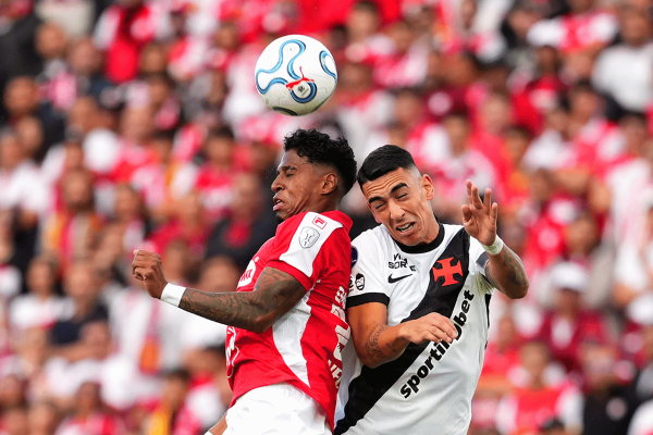 Vasco enfrenta Santa Fe em busca de semifinal continental após 15 anos