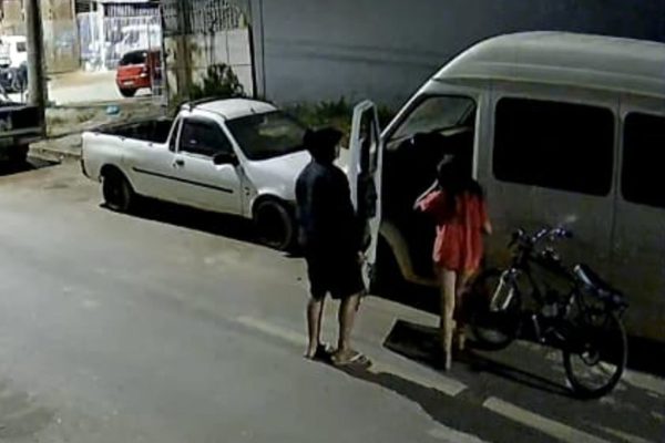 “Van abandonada no DF vira ponto de tráfico e encontros amorosos”