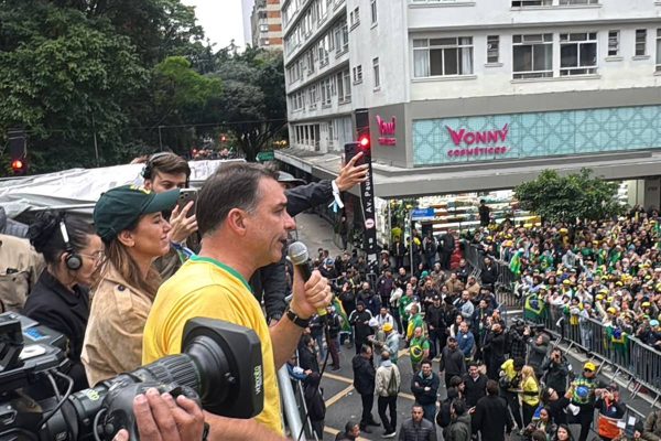 Flávio Bolsonaro modera discurso ao mercado e intensifica ataques ao STF nas ruas