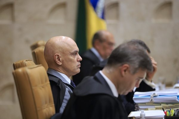 Alexandre de Moraes e André Mendonça se Desentendem no STF Após Declaração de Luiz Fux