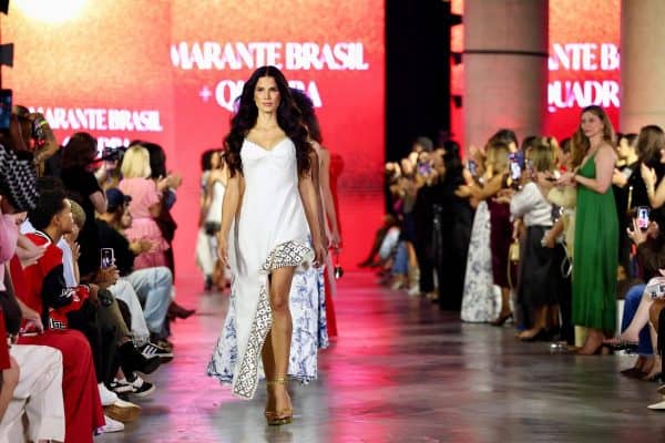 Raica Oliveira encanta no Metrópoles Catwalk com desfiles de moda praia e festa