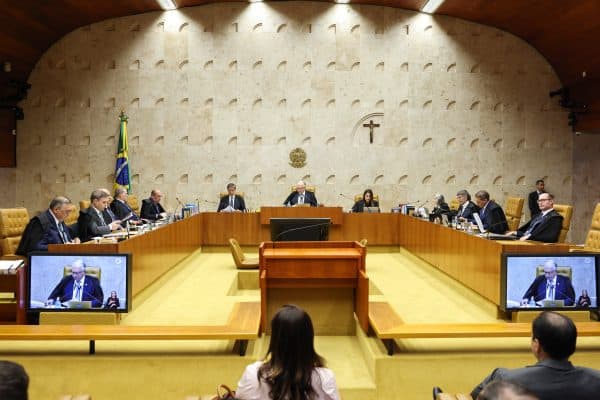Em sessão tumultuada, STF adia solução e mantém crise indefinida
