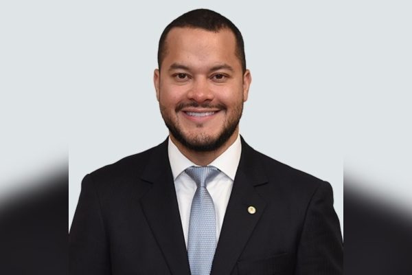 Deputado Adail Filho é alvo de operação da PF por fraudes em contratos