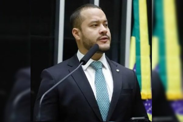 Operação contra deputado Adail Filho começou após apreensão de R$ 1,2 milhão em voo