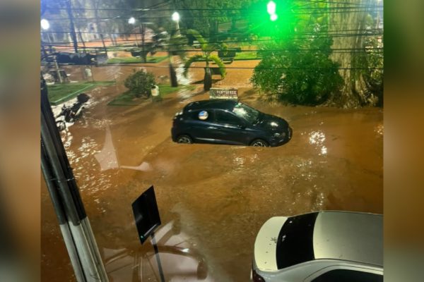 Temporal em MG provoca alagamentos e granizo em diversas cidades