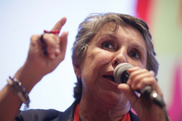 Erika Kokay propõe impedir familiares em chapas de Michelle e Bia Kicis no Senado