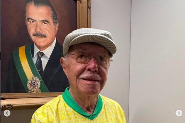 José Sarney recebe alta hospitalar após tratar pneumonia em São Luís