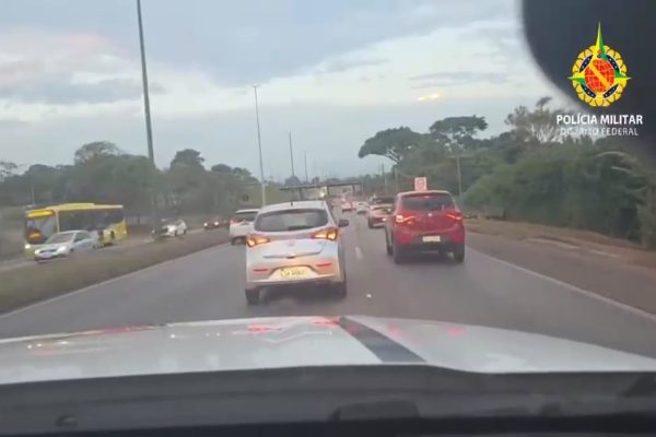 Câmera de viatura registra perseguição a carro roubado com criança no DF
