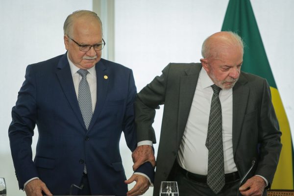 Lula planeja diálogo com Fachin para resolver crise após sessão do STF