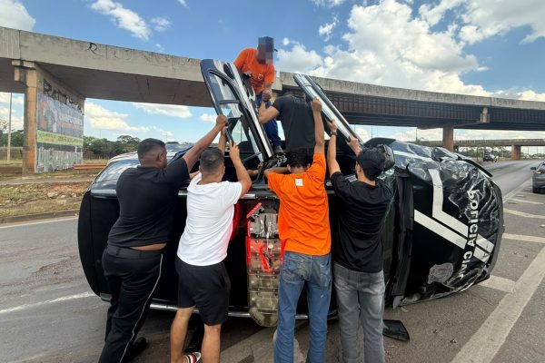 Viatura da Polícia Civil do DF capota na BR-040 e deixa agente ferido