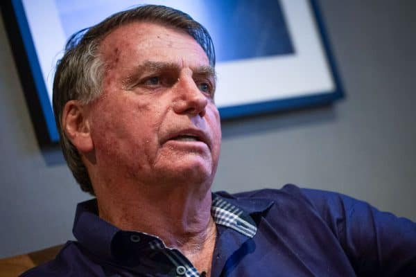 TSE impede uso da imagem de Bolsonaro em santinhos de candidatos