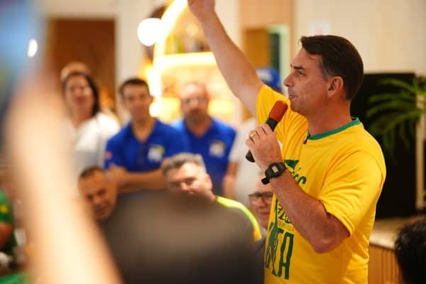 Flávio Bolsonaro critica Lula e Moraes em evento no Recife