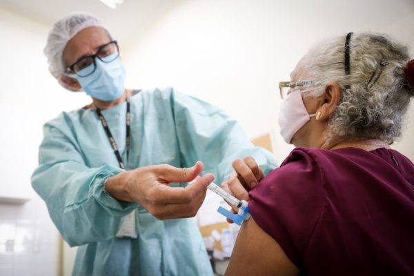 DF receberá 13 mil doses de vacina pneumo 20 para idosos a partir de 85 anos