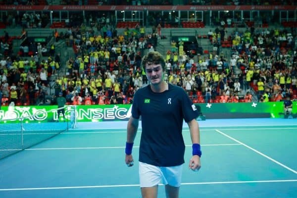 João Fonseca se emociona após vitória inicial na Copa Davis contra a Suíça