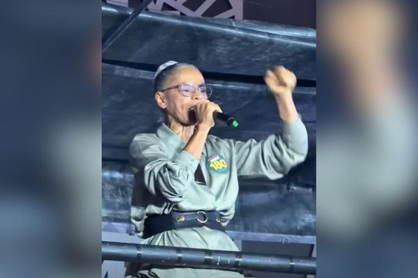 Marina Silva comete gafe ao trocar número de urna por adversário em evento com Lula