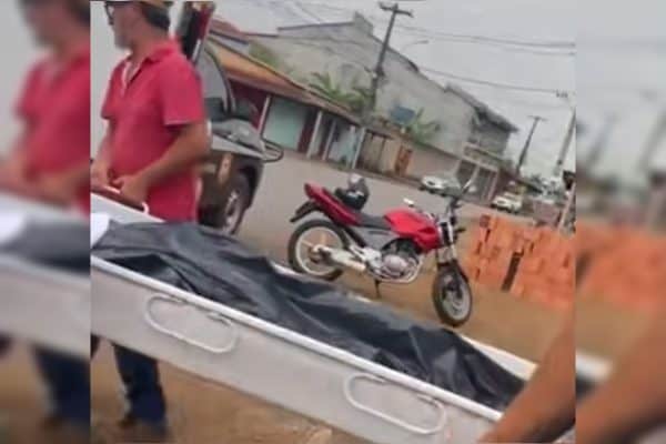 Corpo cai de veículo do IML em Porto Velho após porta traseira abrir
