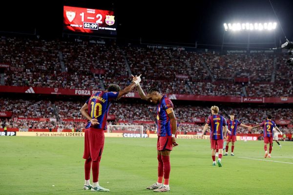 Raphinha brilha com três gols na vitória do Barcelona sobre o Sevilla