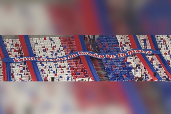 Partida entre Lyon e Rennes é interrompida por faixa e cânticos homofóbicos