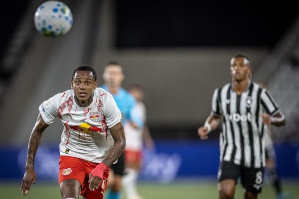 CBF admite erro na expulsão de Wallace Yan em jogo Botafogo x Bragantino