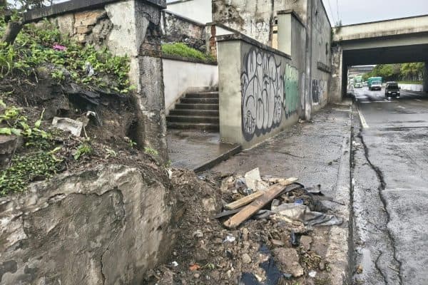Ponte das Bandeiras enfrenta deterioração e abandono dois anos após reforma