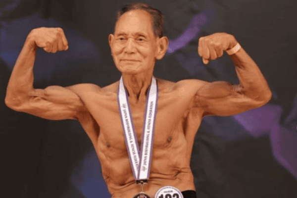 Aos 90 anos, japonês conquista campeonato de fisiculturismo e busca novos recordes