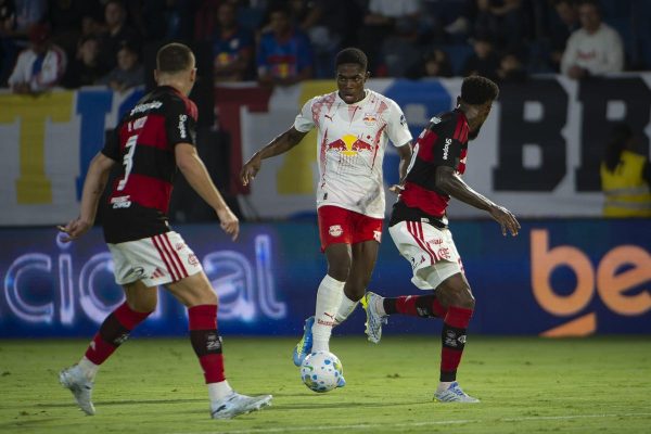 Flamengo enfrenta Bragantino no Maracanã pelo Brasileirão