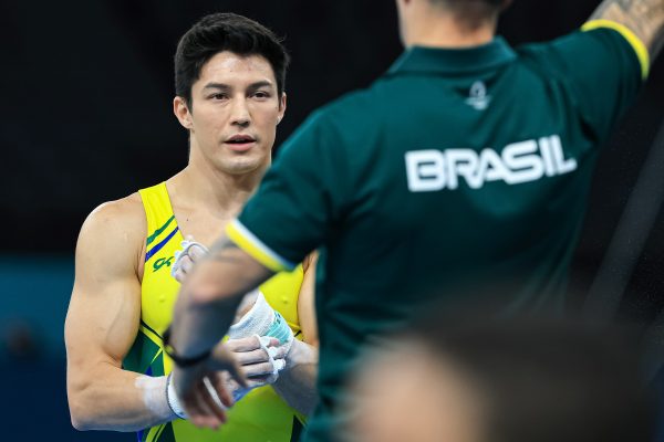 Arthur Nory brilha com ouro na barra fixa na Copa do Mundo de Ginástica