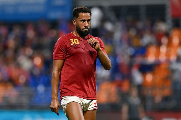 Andros Townsend é atingido por rolo compressor durante jogo na Tailândia