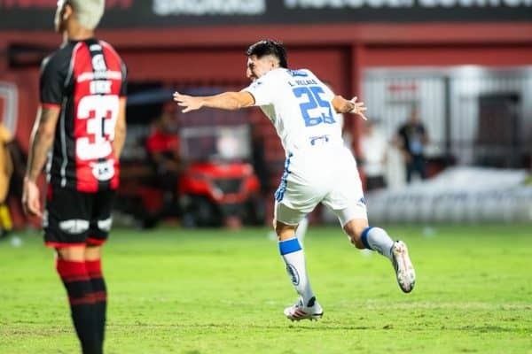 Cruzeiro vira sobre Vitória e se aproxima do G-4 do Brasileirão