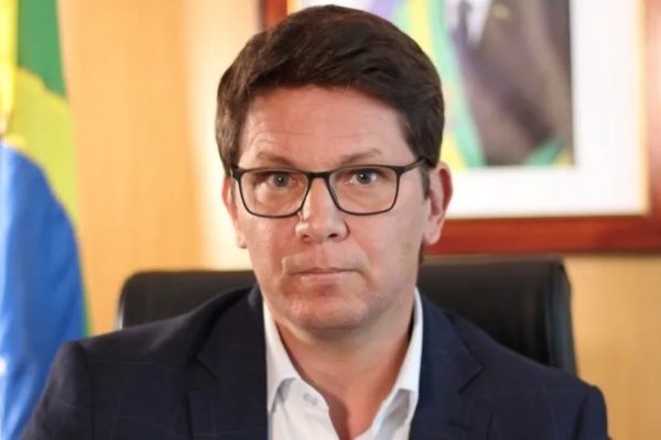 Ação no TSE contra Flávio Bolsonaro e Mario Frias pede inelegibilidade