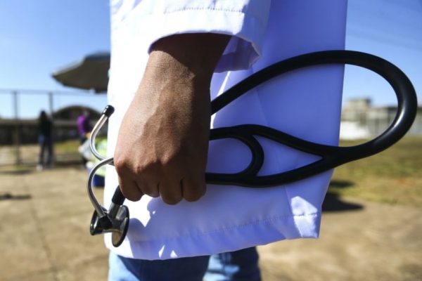 Médico em Goiás é acusado de homicídio culposo após morte de jovem por crise de asma