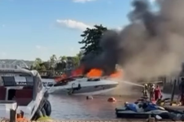 Lancha pega fogo no Lago Paranoá, deixando quatro gravemente feridos