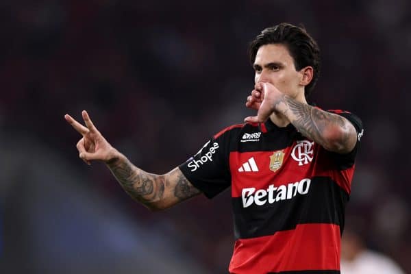 Flamengo vence RB Bragantino e mantém liderança no Brasileirão