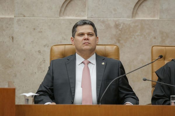 Alcolumbre enfrenta pressões do governo e oposição em meio a pautas no Senado