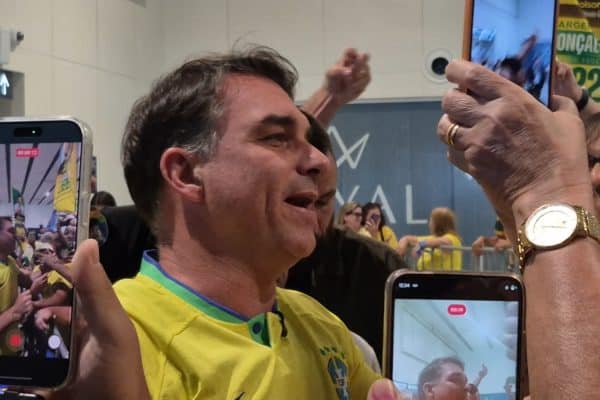 Flávio Bolsonaro visita Natal para fortalecer campanha no Nordeste