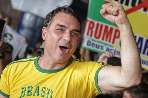 Contas estrangeiras impulsionam apoio a Flávio Bolsonaro com posts pagos