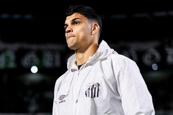 Gabriel Brazão, goleiro do Santos, realiza cirurgia no ombro esquerdo