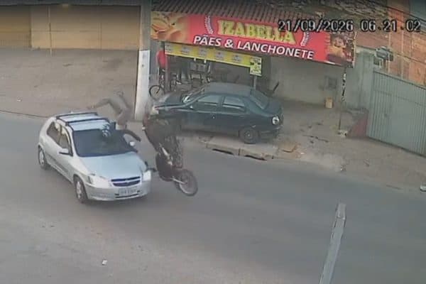 Motociclista dá cambalhota e cai sobre carro após acidente em Vicente Pires