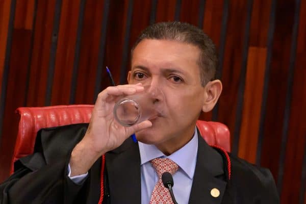 Nunes Marques sob pressão por mensagens de Vorcaro e contrato milionário