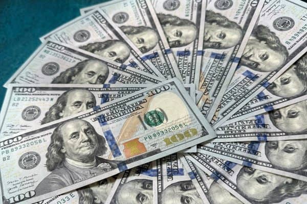 Dólar sobe 0,42% e Bolsa cai 0,66% mesmo com petróleo abaixo de US$ 100