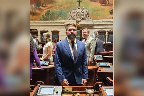 Vereador do RJ é preso em operação da PF após apreensão de fuzis