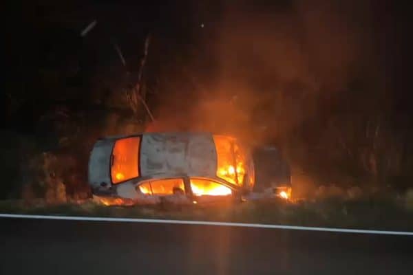 Paraná: Carro se Incendeia Após Colidir com Barranco na BR-163